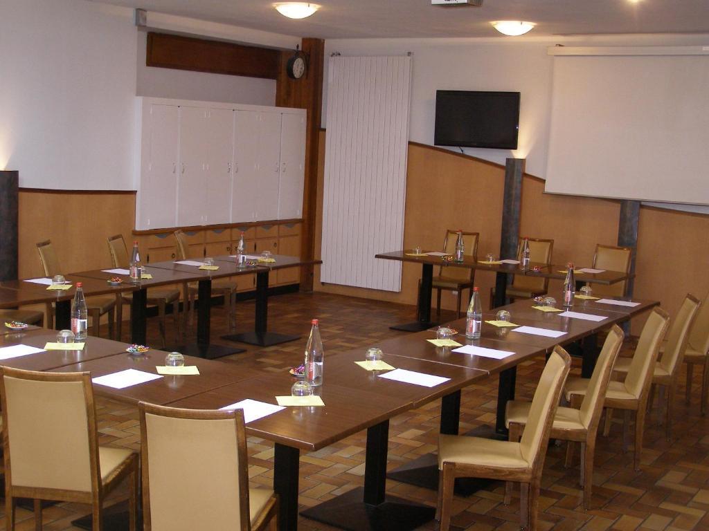 Logis Hotel-Restaurant Le Chene Vert Saint-Pourçain-sur-Sioule 外观 照片