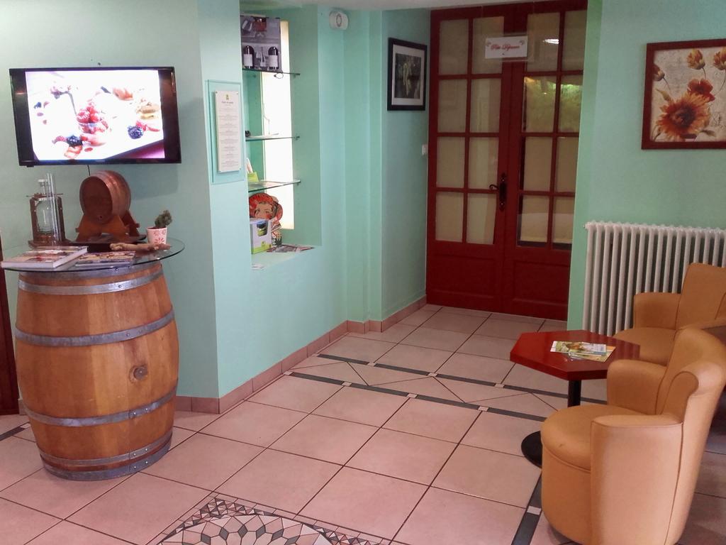 Logis Hotel-Restaurant Le Chene Vert Saint-Pourçain-sur-Sioule 外观 照片