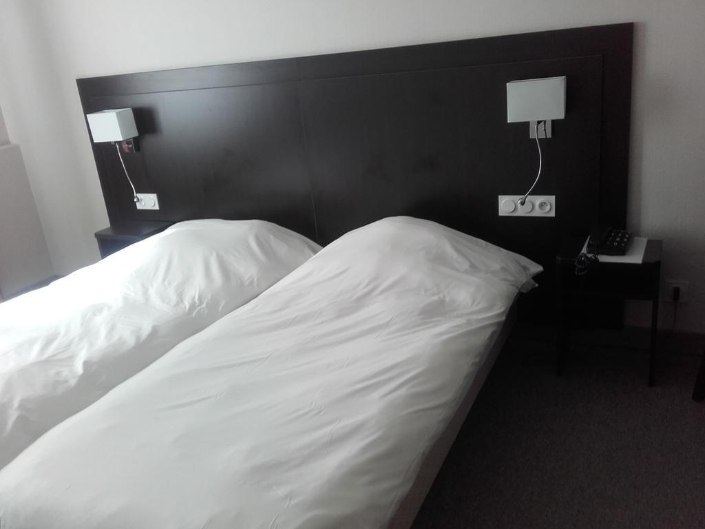 Logis Hotel-Restaurant Le Chene Vert Saint-Pourçain-sur-Sioule 外观 照片