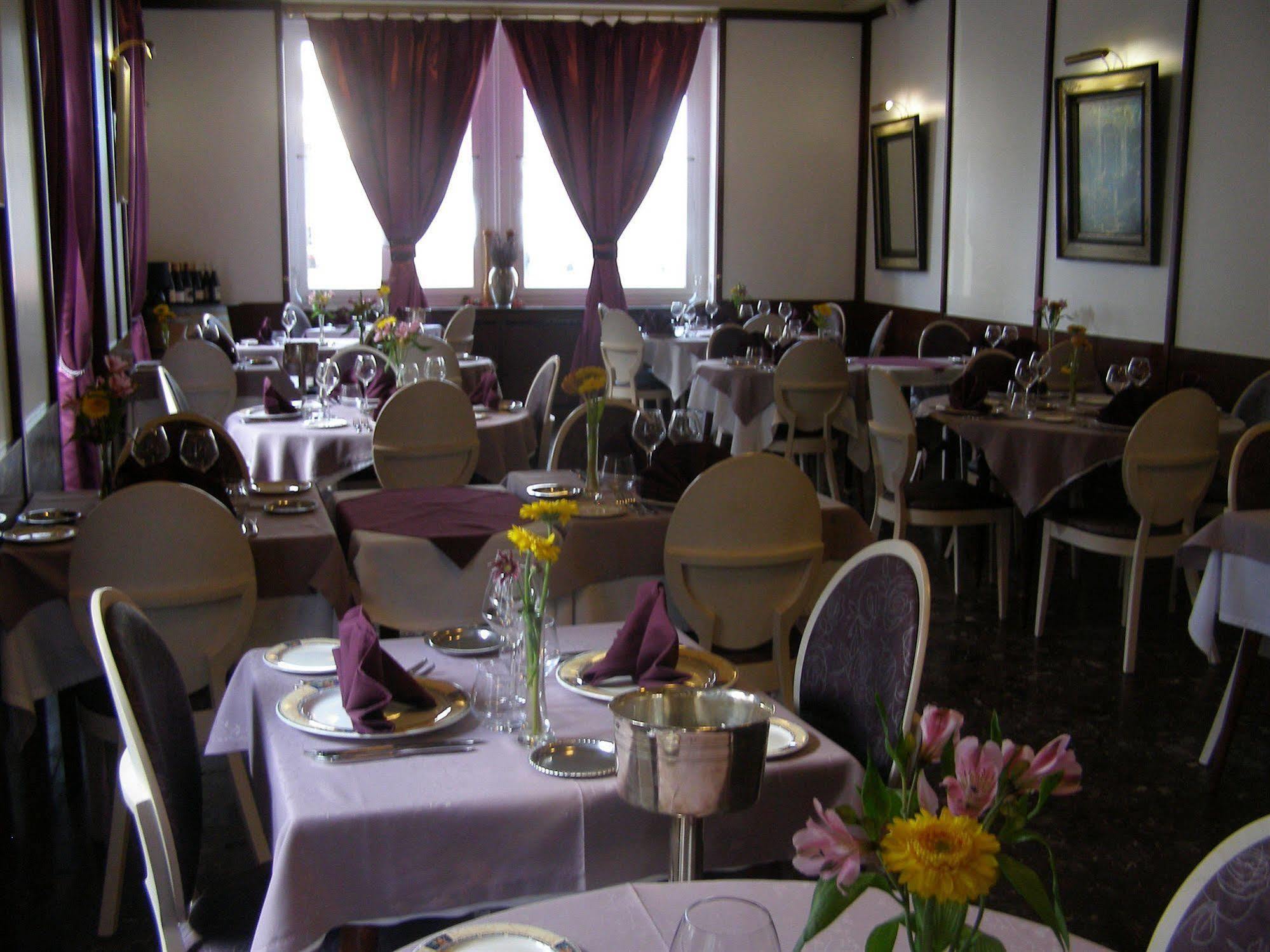 Logis Hotel-Restaurant Le Chene Vert Saint-Pourçain-sur-Sioule 外观 照片