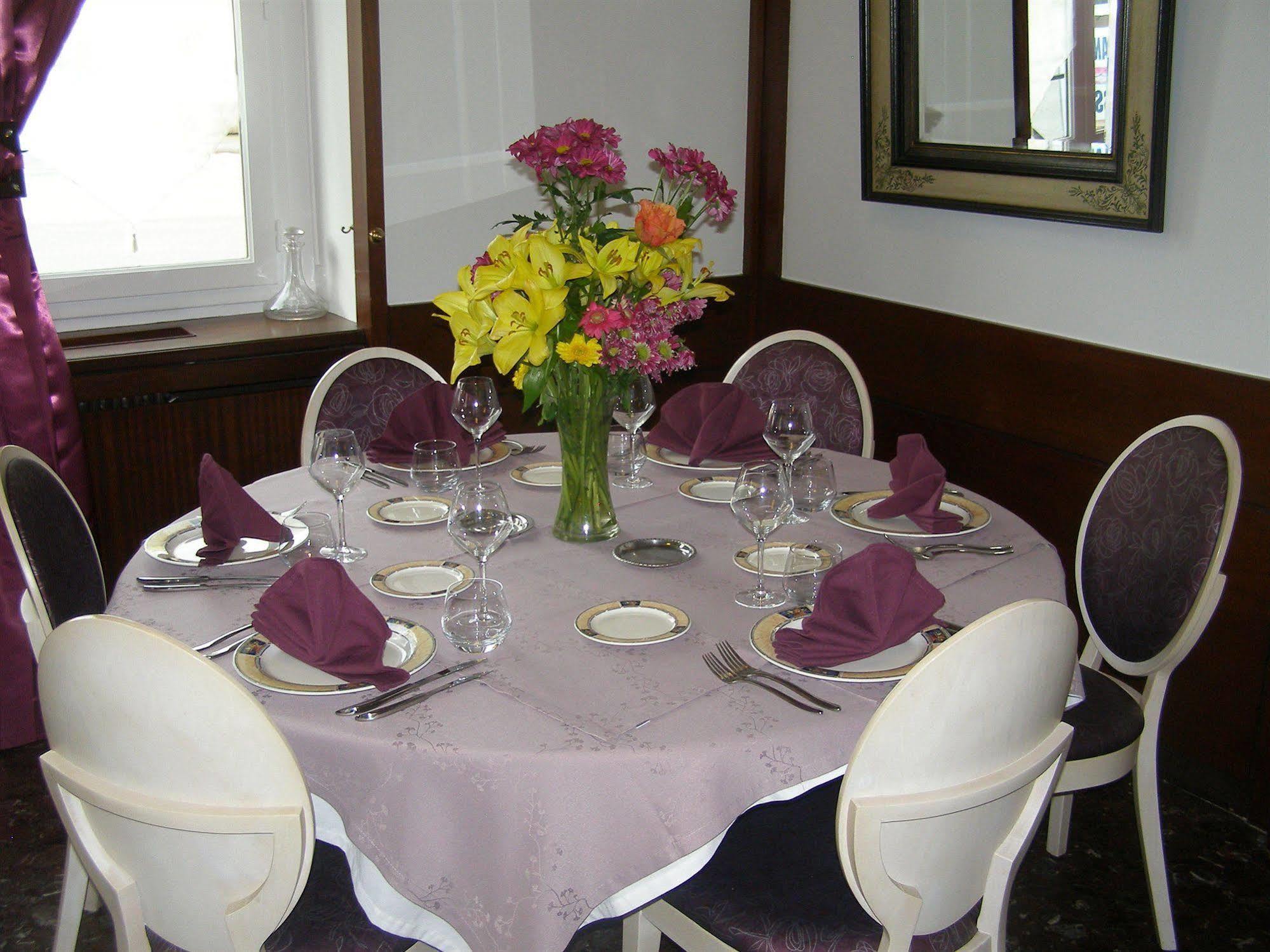 Logis Hotel-Restaurant Le Chene Vert Saint-Pourçain-sur-Sioule 外观 照片