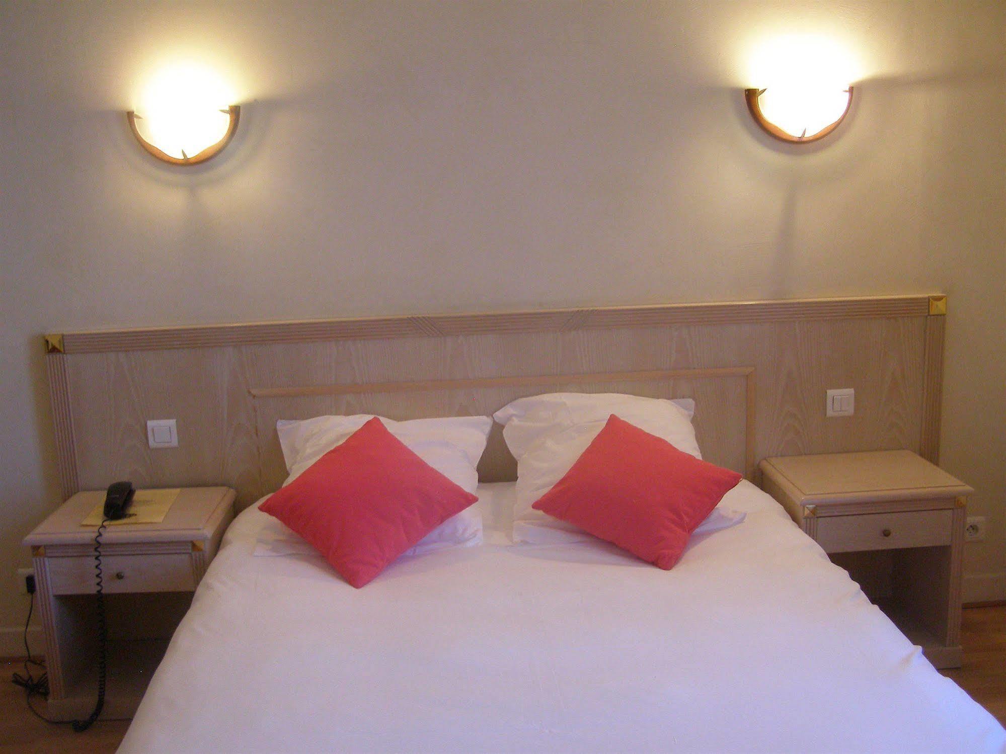Logis Hotel-Restaurant Le Chene Vert Saint-Pourçain-sur-Sioule 外观 照片