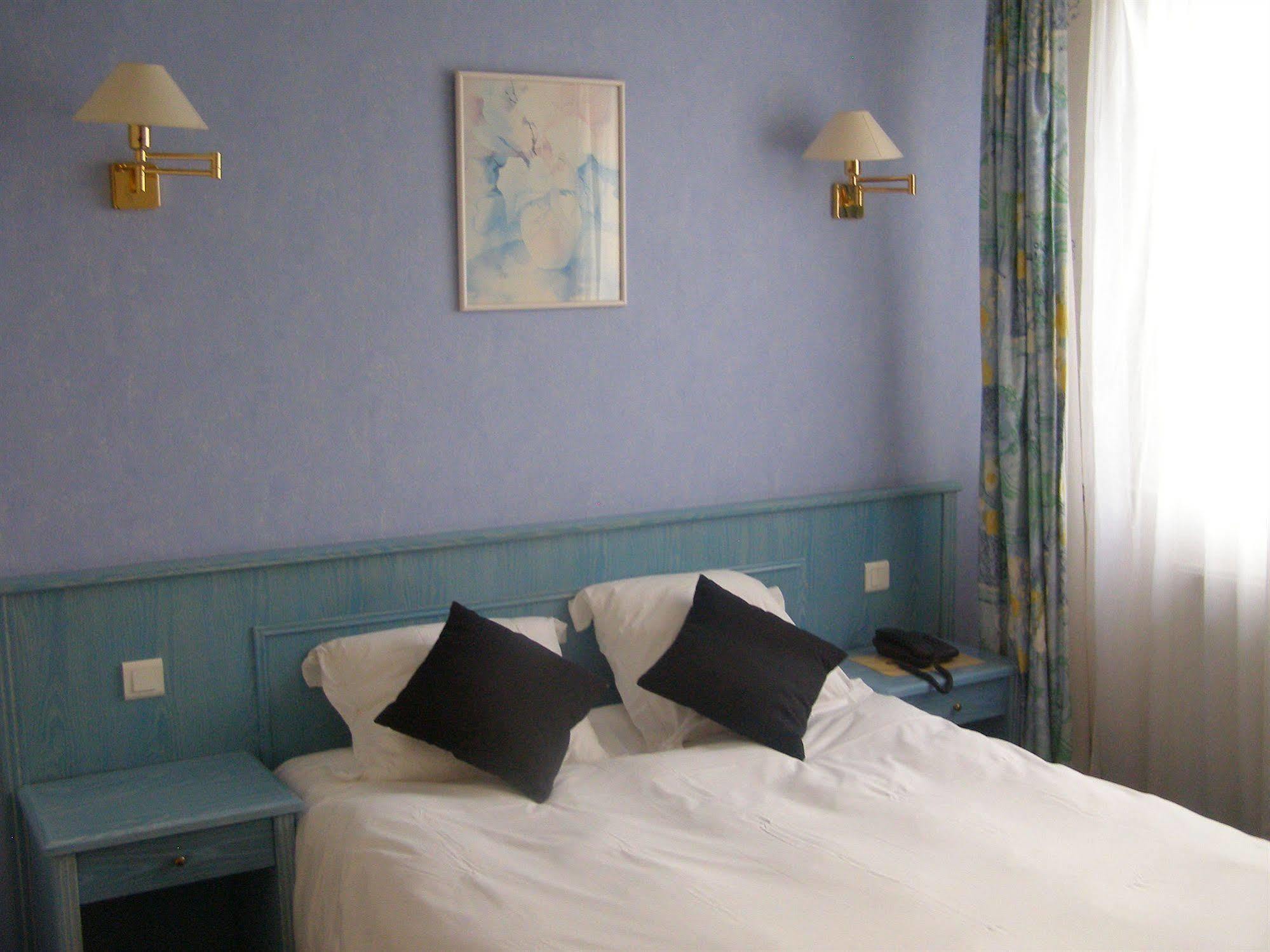 Logis Hotel-Restaurant Le Chene Vert Saint-Pourçain-sur-Sioule 外观 照片