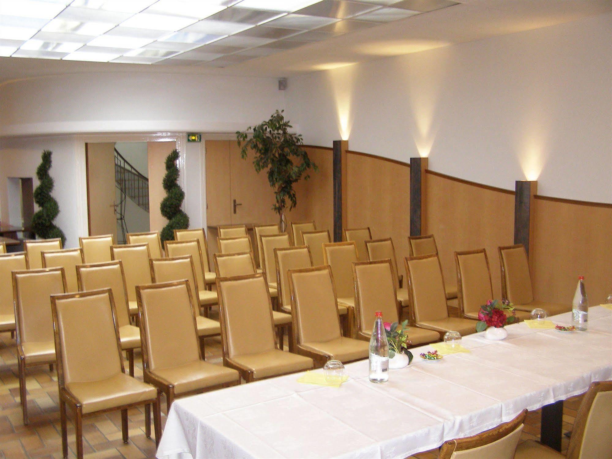 Logis Hotel-Restaurant Le Chene Vert Saint-Pourçain-sur-Sioule 外观 照片