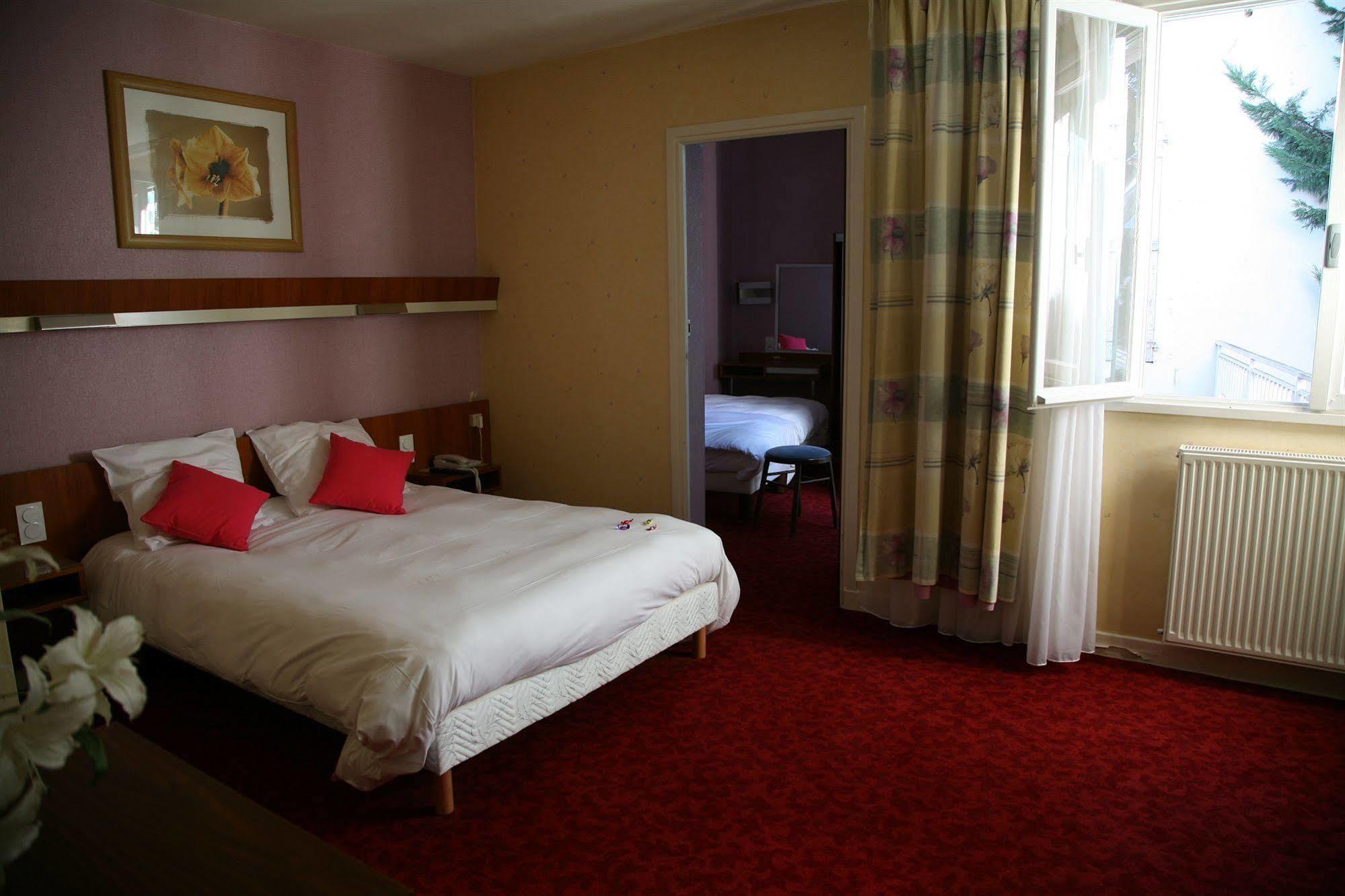 Logis Hotel-Restaurant Le Chene Vert Saint-Pourçain-sur-Sioule 外观 照片