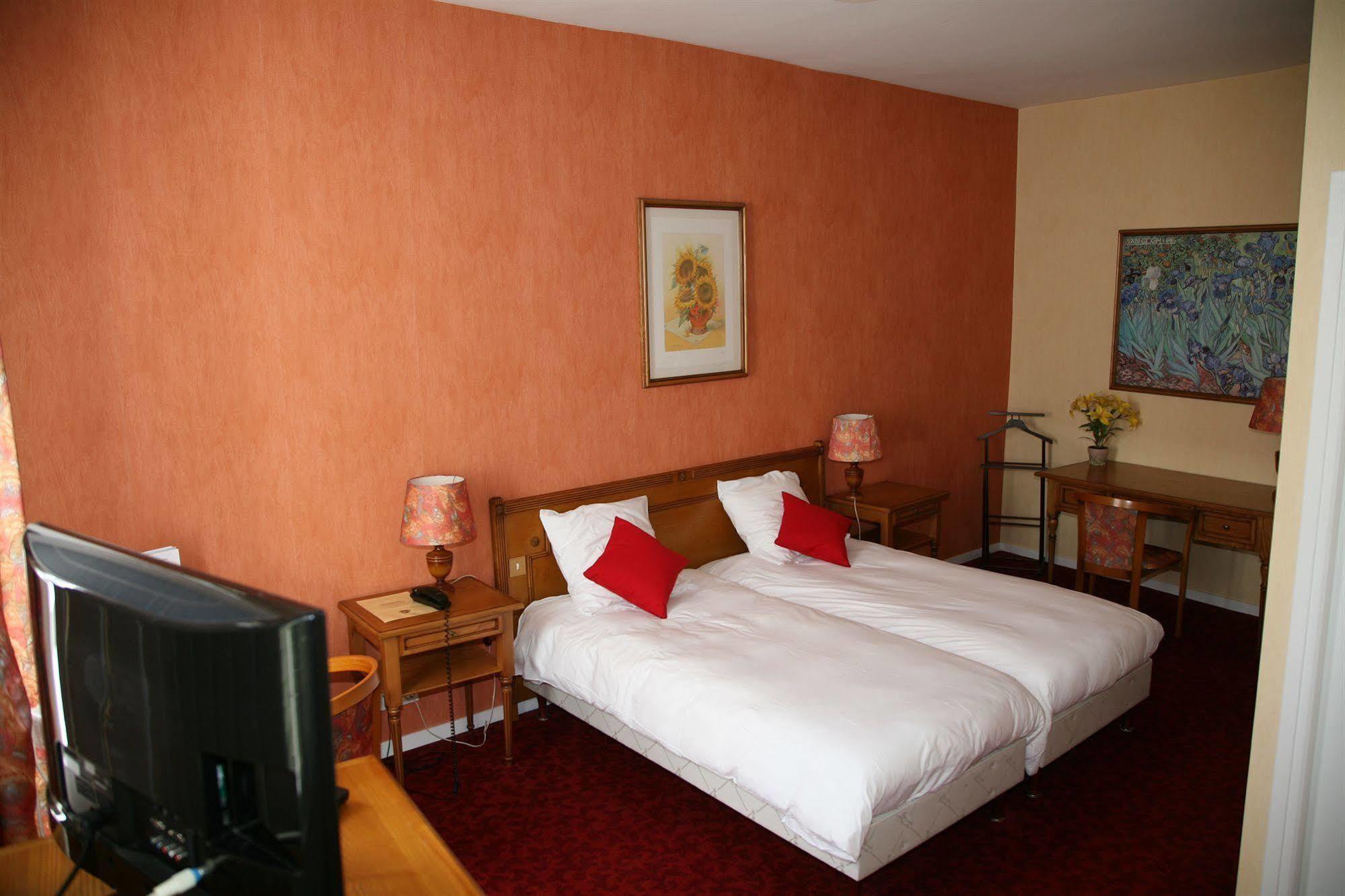 Logis Hotel-Restaurant Le Chene Vert Saint-Pourçain-sur-Sioule 外观 照片